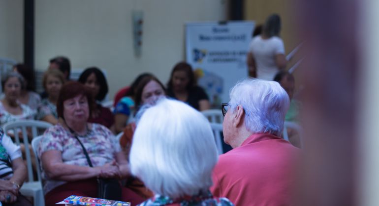 Café com Prosa reuniu diversos professores e escritores para um bate-papo