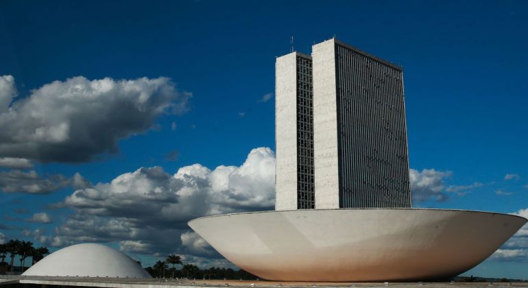 Câmara aprova MP que pode tornar Funpresp privado e autorizar supersalários para diretores