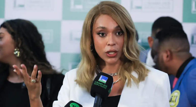 Câmara: Comissão de Direitos da Mulher elege primeira presidente trans