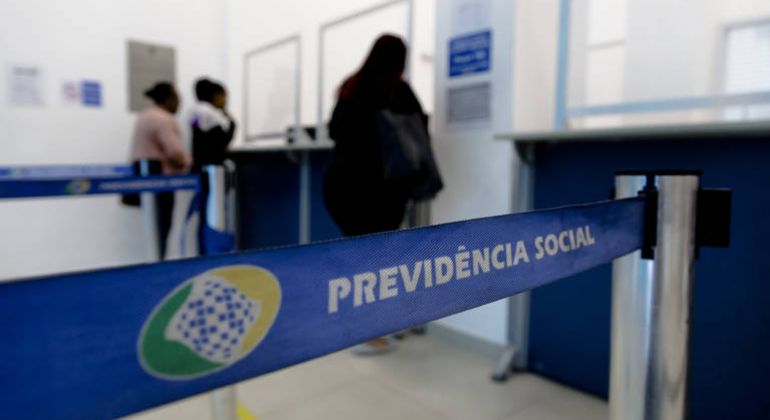 Câmara deve votar nesta terça (20) projeto que acaba com descontos associativos no INSS