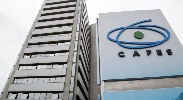 CAPES e MEC lançam especialização para profissionais da educação