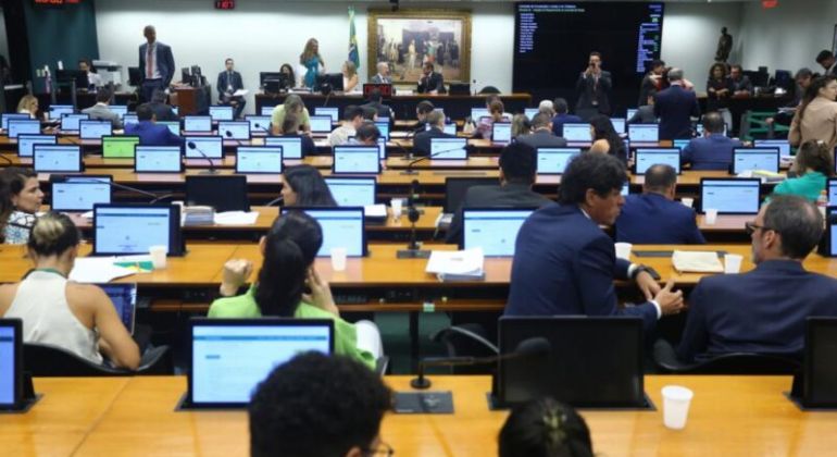 CCJ da Câmara aprova fim da lista tríplice para nomeação de reitores; Texto irá para o Senado