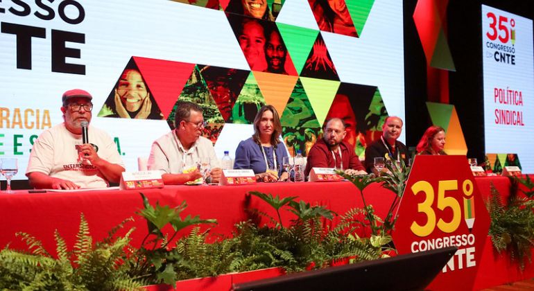 Centrais sindicais reforçam estratégia de luta no 35º Congresso da CNTE