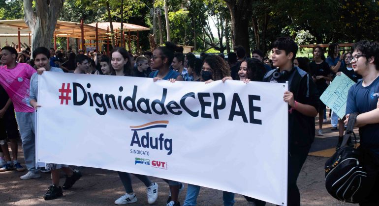 Com apoio do Adufg-Sindicato, professores, servidores e estudantes protestam contra problemas no Cepae