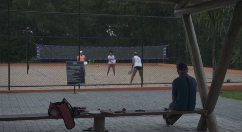 Com oficina e minitorneio de frescobol, Sede Campestre recebe segunda edição do projeto Esportes de Areia