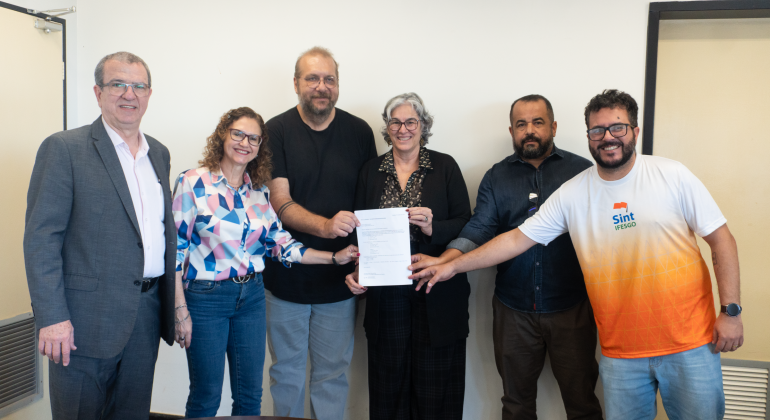 Comissão Organizadora entrega Ata de Proclamação do Resultado Eleitoral para Reitoria da UFG
