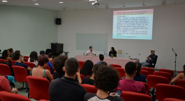 Debate no IESA destaca as tentativas de controle das universidades federais pelo governo