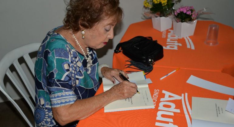 Dezenas de pessoas comparecem ao lançamento do livro Frases de Para-choques de Caminhão: seus saberes, da professora Norma Simão Adad Mirandola