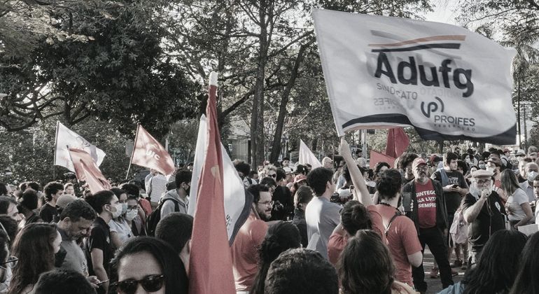 Dia do Servidor Público e da Servidora Pública: seguimos defendendo os direitos da categoria docente e lutando para que os serviços públicos não sejam destruídos