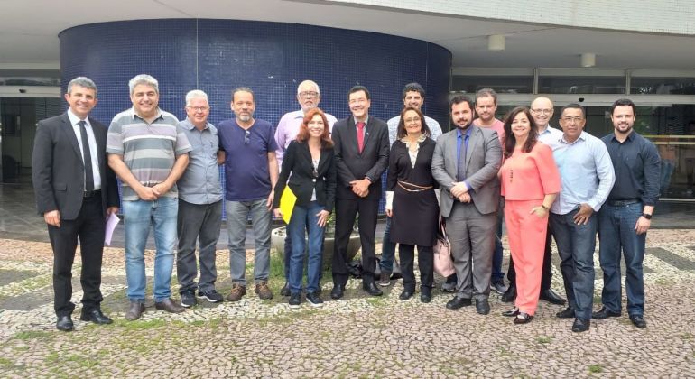Diretor administrativo do Adufg-Sindicato participa de reunião com egressos na reitoria da UFG