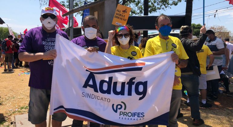 Diretoria do Adufg reforça protesto contra ataques do Governo Federal aos serviços públicos