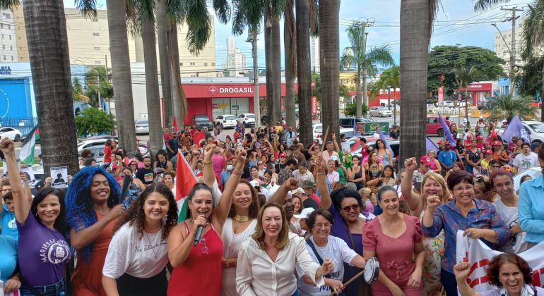 Diretoria do Adufg-Sindicato marca presença em ato em defesa dos direitos das mulheres