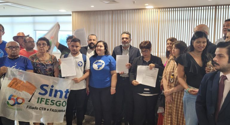 Diretoria do Adufg-Sindicato participa da entrega do pedido de cassação do deputado estadual Amauri Ribeiro