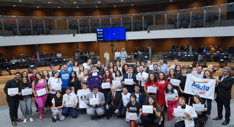 Diretoria do Adufg-Sindicato participa de sessão solene em homenagem aos 72 anos da UEE-GO