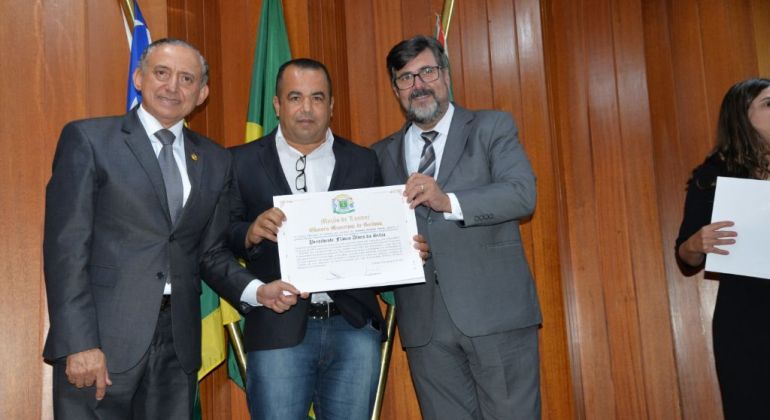 Docentes da UFG recebem honraria da Câmara de Goiânia