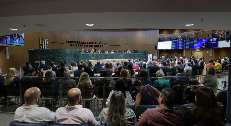 Docentes da UFG, UFJ e UFCat são homenageados pela Assembleia Legislativa de Goiás