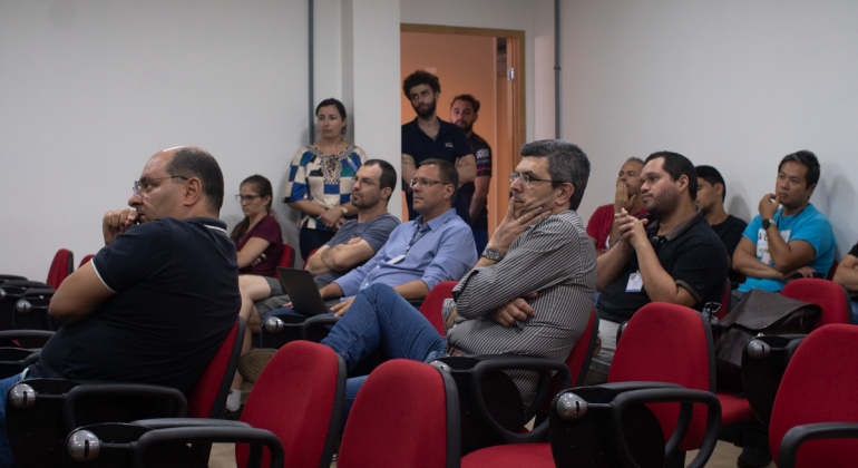 Docentes do Instituto de Física debatem demandas da greve de docentes da UFG
