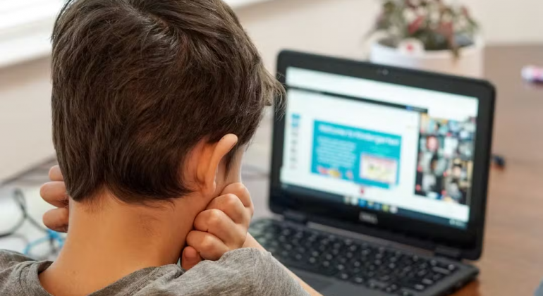 ECA Digital começa a valer e impõe novas regras para crianças e jovens em redes sociais, jogos e sites