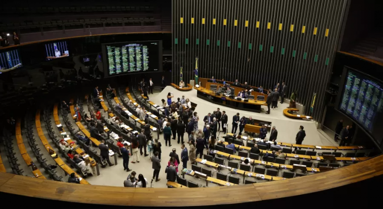 Em ano eleitoral, deputados aceleram gastos com autopromoção
