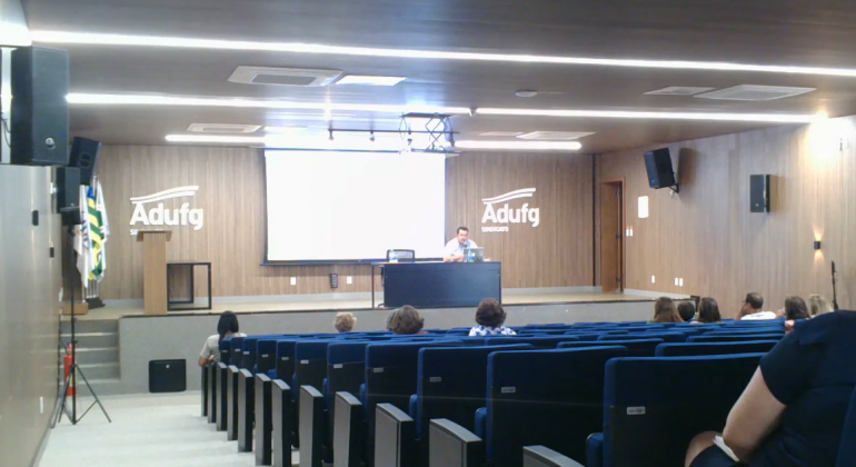 Em assembleia, docentes discutem encaminhamentos dos planos de saúde Empresarial Local e Nacional