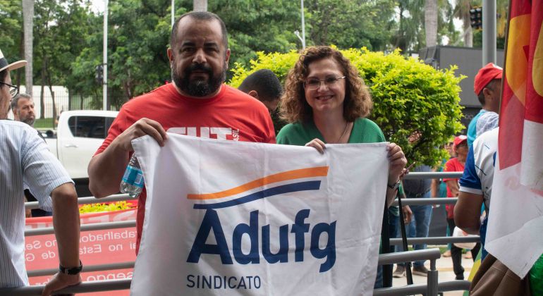 Em ato unificado, Adufg-Sindicato e outras entidades sindicais lembram a vitória da democracia contra os ataques golpistas