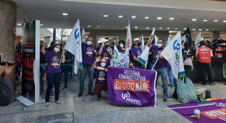 Em Brasília, Adufg-Sindicato e Proifes-Federação protestam contra a PEC 32