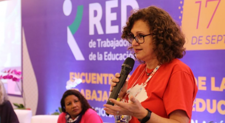 Em evento de mulheres trabalhadoras da América Latina, diretora do Adufg denuncia caráter machista e misógino do atual governo