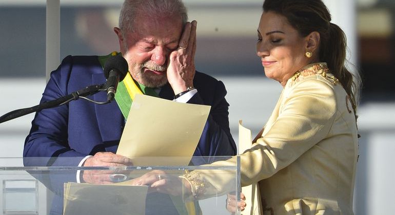 Em posse histórica, Lula assume o terceiro mandato na Presidência com discurso de esperança