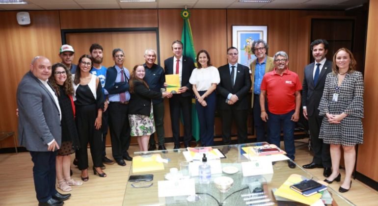 Em reunião no MEC, FNPE solicita retorno do Fórum Nacional de Educação