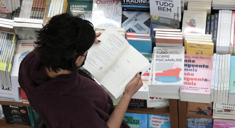 Especialistas comentam pesquisa que indica declínio no hábito de leitura dos brasileiros