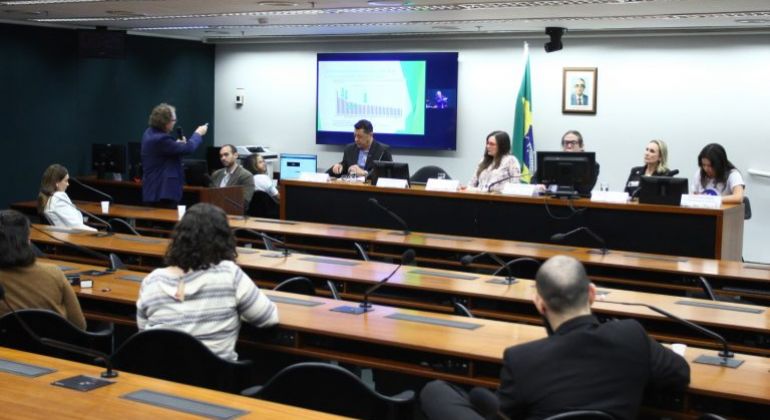 Especialistas debatem proposta que estabelece lotação máxima nas salas de aula
