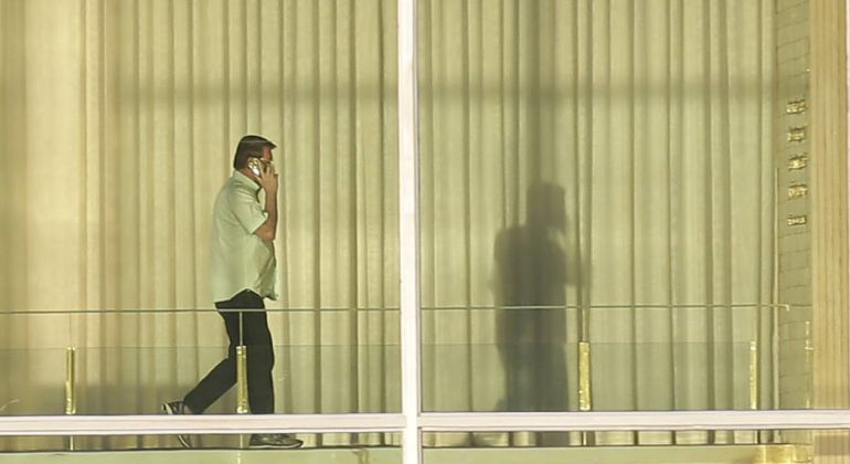 Estadão: Bolsonaro adia decisão sobre ministro da Educação e candidatos buscam apoio