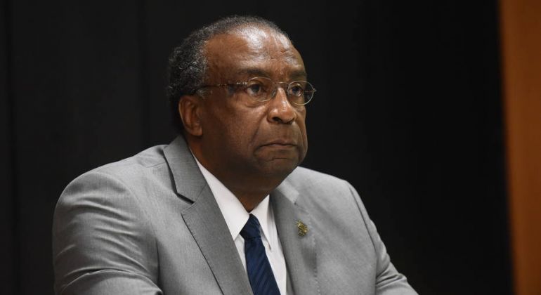 Estadão: Contratos feitos por Decotelli são investigados
