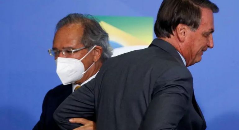 Estadão: De olho em reeleição, Bolsonaro encomenda a Guedes reajuste para servidores em 2022