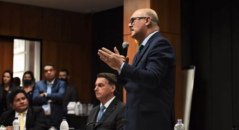 Estadão: Gabinete paralelo de pastores controla agenda e verba do Ministério da Educação