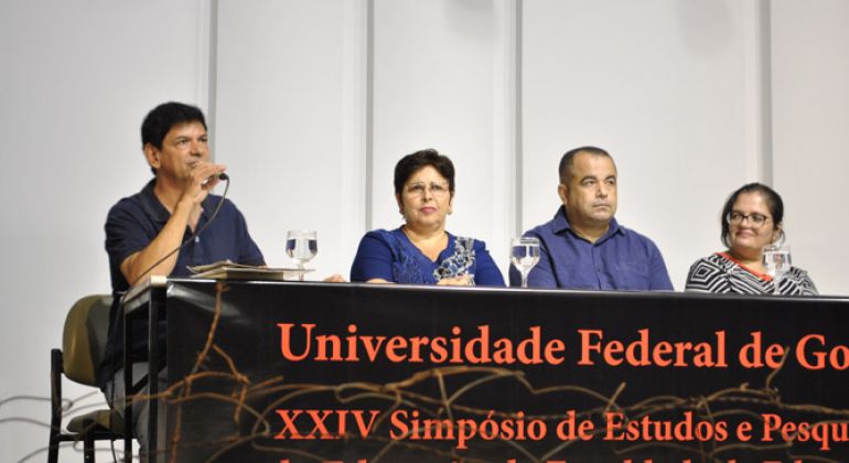 Faculdade de Educação dá início ao seu 24º simpósio discutindo o anti-intelectualismo