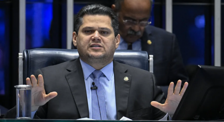 Fim da 6x1: líderes aguardam Alcolumbre para definir tramitação da PEC