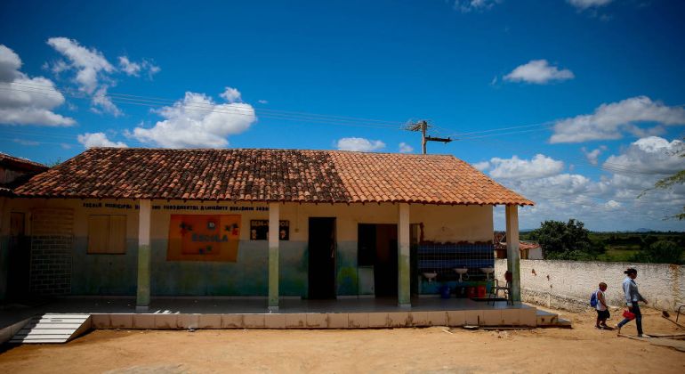 Folha de S. Paulo: Governo Bolsonaro destina R$ 26 mi em kit robótica para escolas sem água e computador