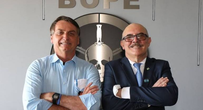 Folha de São Paulo: Após 1 ano, gestão Ribeiro no MEC é marcada por falhas e pauta ideológica