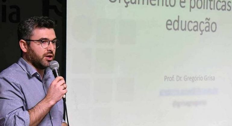 Folha: Esquerda precisa sair da bolha e dialogar com direita na educação, diz professor