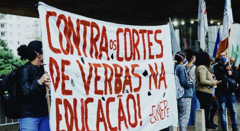 Folha S Paulo: Cortes na Ciência afetam estudos de vacinas brasileiras contra a Covid