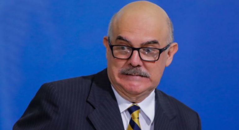 Folha S. Paulo: Ex-ministro e pastor ligado a Bolsonaro são presos pela PF em operação sobre 'balcão' do MEC