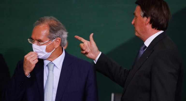 Folha S. Paulo: Guedes diz que entorno de Bolsonaro barrou reforma administrativa