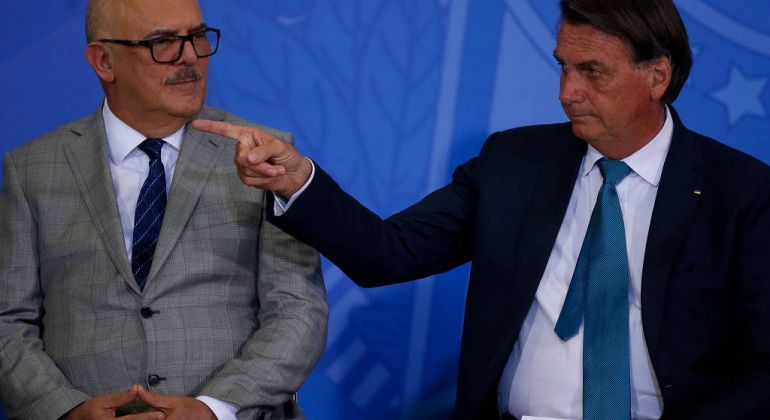 Folha S. Paulo: Milton Ribeiro diz à PF que recebeu pastor a pedido de Bolsonaro, mas nega privilégio