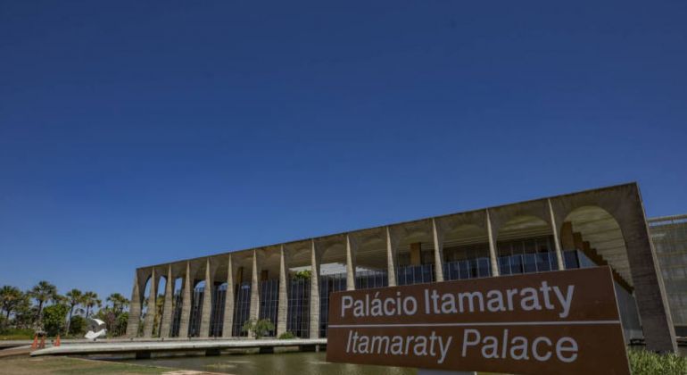 Folha: Servidores no Brasil concentram 6 das 10 ocupações mais bem pagas