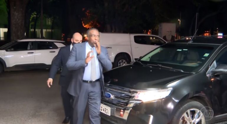 G1: Bolsonaro vê 'inadequações' em currículo, mas diz que Decotelli tem 'capacidade' para ser ministro