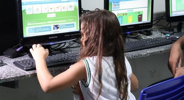 G1: Brasil é o 2º pior de ranking mundial em nº de computadores por estudante e 52º colocado em conectividade das escolas, aponta OCDE