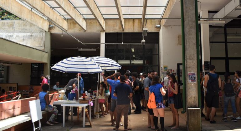 G1: Corte no orçamento de universidades e institutos federais poderá tirar R$ 185 milhões da assistência estudantil, diz associação de reitores