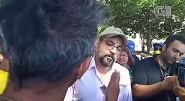 G1: Ministro da Educação Abraham Weintraub participa de protesto sem máscara e causa aglomeração no DF