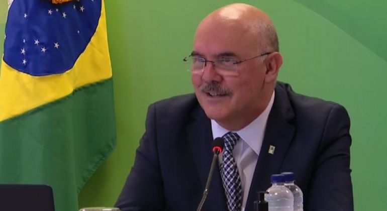 G1: Ministro da Educação diz que gays vêm de 'famílias desajustadas' e que acesso à internet não é responsabilidade do MEC